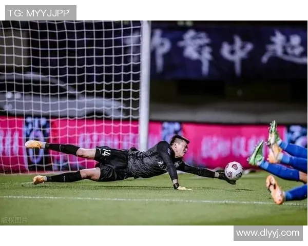 足球明星门将精彩扑救集锦视频回顾展现顶级守门员的绝技与风采